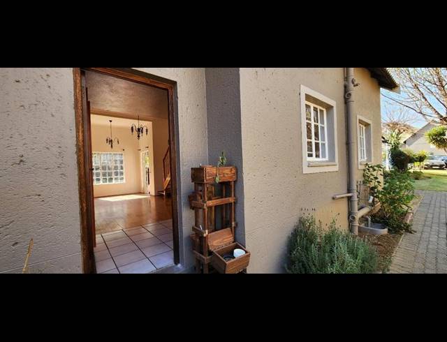 2 BEDROOM TOWNHOUSE FOR SALE IN BASSONIA